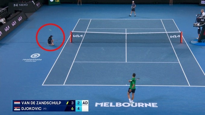 Anh suýt đánh bóng trúng đầu cô bé nhặt bóng, nếu cô bé không cúi người né kịp thời