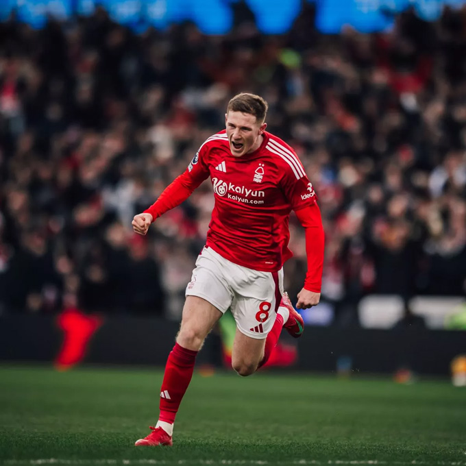 Elliot Anderson trong màu áo Nottingham Forest