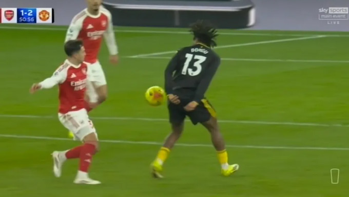 Tình huống Dorgu để bóng chạm tay trước khi ghi bàn