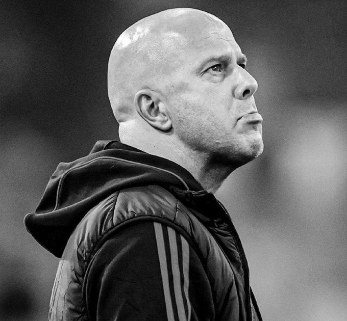 Arne Slot đang phải chịu áp lực bị sa thải cực lớn