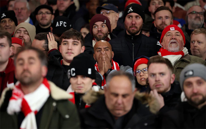 Nỗi lo lắng, sự sợ hãi nhấn chìm cảm xúc của CĐV Arsenal tại Emirates trước MU