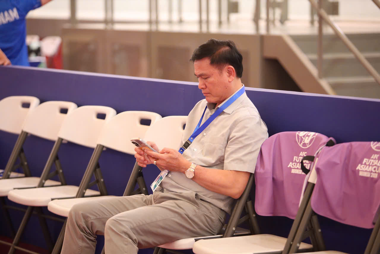 Trưởng đoàn Trần Anh Tú hiện đã có mặt trên sân