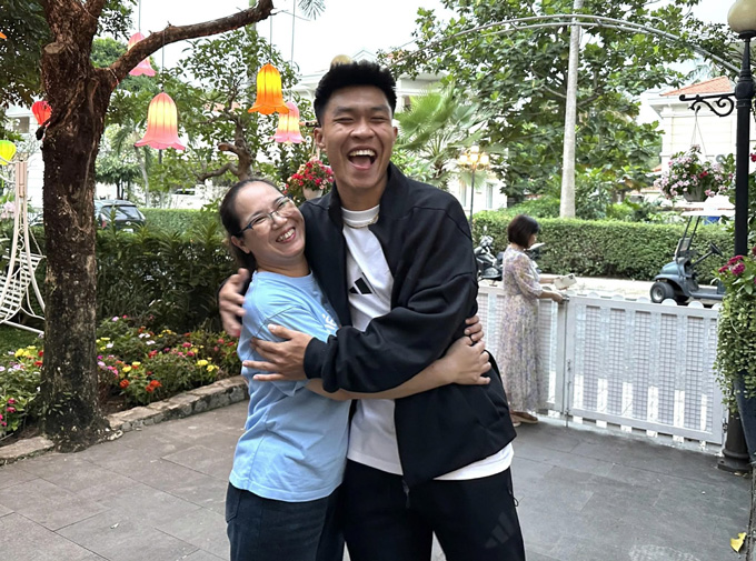Nhận ra "mẹ nuôi" từ phía xa, trung vệ Phạm Lý Đức liền chạy tới ôm chầm, với nụ cười rạng rỡ
