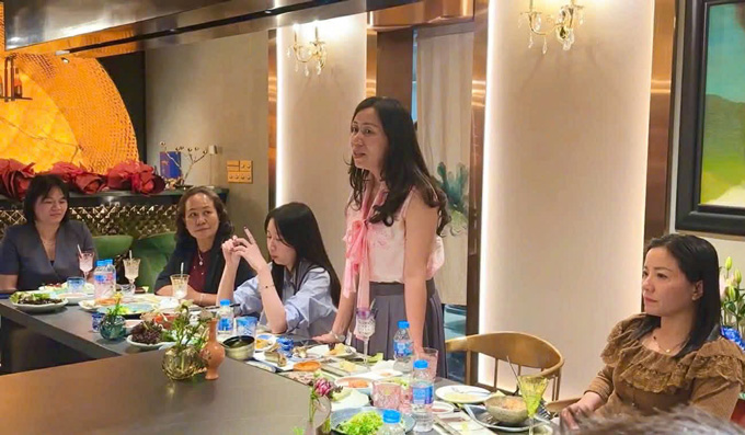 Chị Bùi Thị Thu, mẹ cầu thủ Nhật Minh chia sẻ tại buổi họp mặt