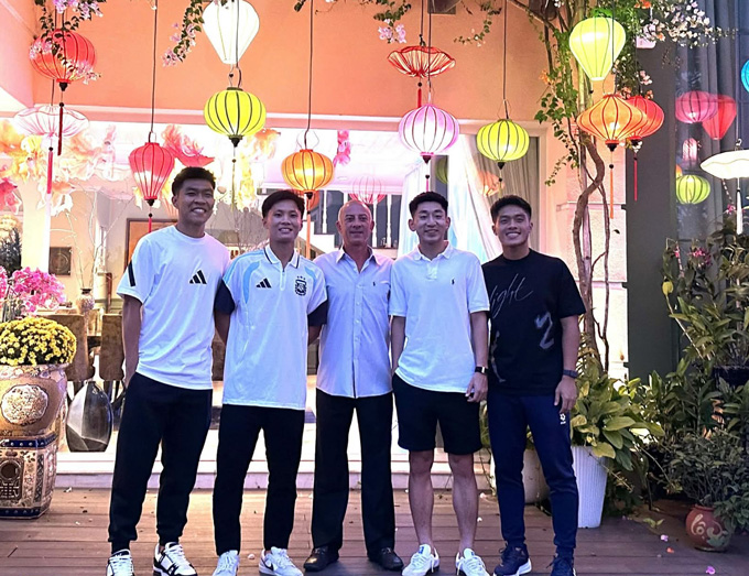 Khoảnh khắc hội ngộ đầy cảm xúc cùng HLV Guillaume Graechen