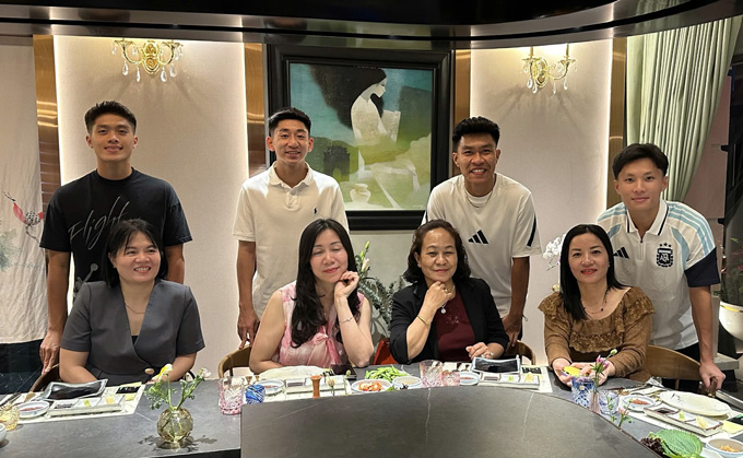 Khoảnh khắc ấm áp của 4 cầu thủ Quốc Việt, Nhật Minh, Lý Đức và Quốc Cường (từ trái qua phải) bên những người mẹ của mình