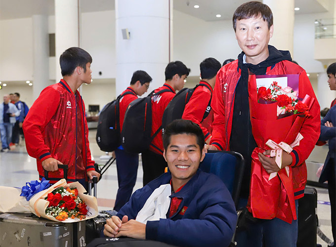 Hình ảnh HLV Kim Sang Sik đẩy xe lăn cho Hiểu Minh khi về nước gây bão mạng Hàn Quốc - Ảnh: Đức Cường 