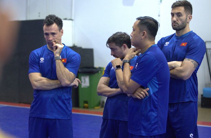 HLV Diego GIustozzi đang tìm cách để hóa giải lối chơi của Lebanon. Ảnh: Phan Hồng 