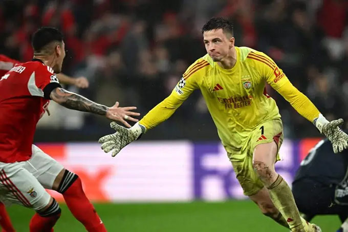 Thủ môn Trubin ghi bàn thắng điên rồ