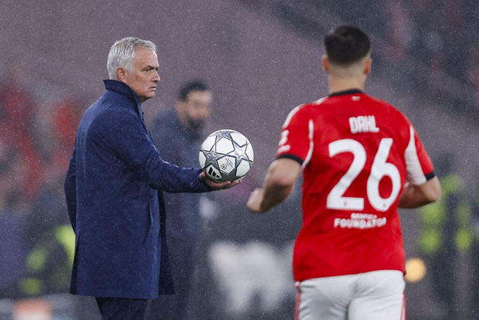 HLV Mourinho chưa hết thời!