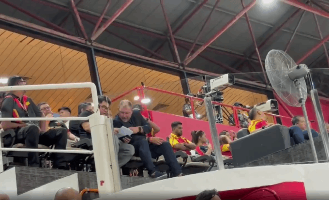 HLV Peter Cklamovski do thám các tuyển thủ Việt Nam trong trận đấu giữa Công An Hà Nội và Selangor FC