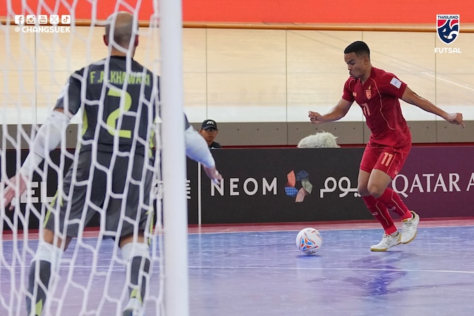 Một pha lấn át trước khung thành của đôi tuyển Thái Lan. Ảnh: FAT