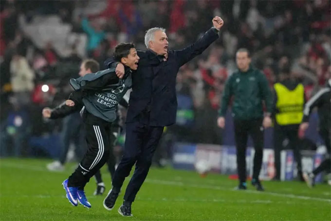 HLV Mourinho ăn mừng cuồng nhiệt sau chiến thắng của Benfica