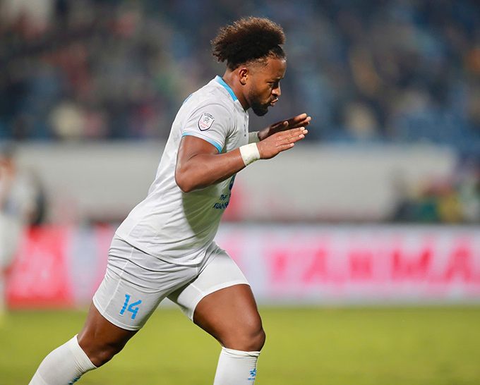 Xuân Son lập cú đúp - Ảnh: Minh Tuấn