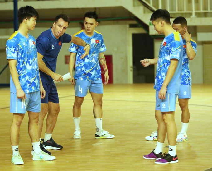 HLV Diego Giustozzi hướng dẫn các cầu thủ tập luyện trong chiều 30/1 - Ảnh: Phan  Hồng 