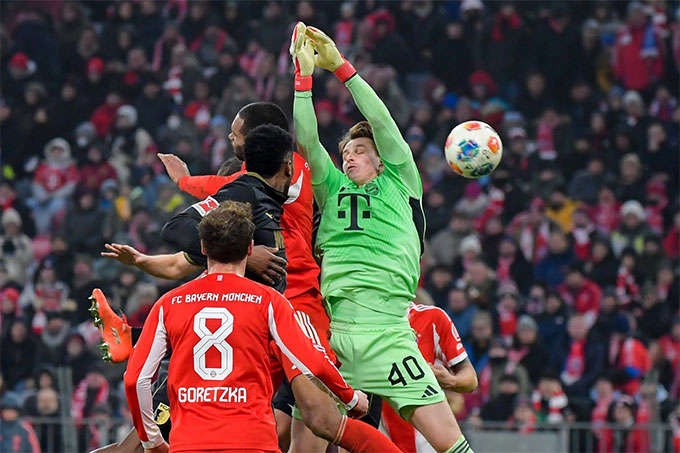 Urbig bắt hụt bóng khiến Bayern phải nhận bàn thua không đáng có ở vòng trước