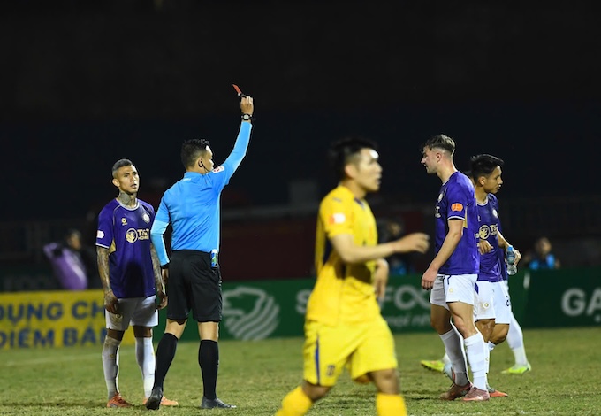 Hùng Dũng nhận thẻ đỏ ở cuối hiệp 1 - Ảnh: Đức Cường 