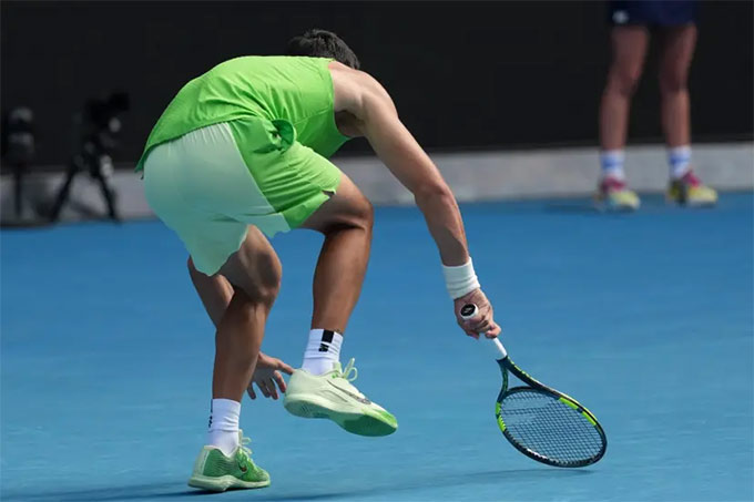 Alcaraz bị chuột rút nhưng vẫn xuất sắc vượt qua đối thủ