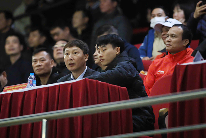 Sau thành công ở VCK U23 châu Á 2026, HLV Kim Sang Sik trở lại với kế hoạch tuyển quân cho ĐT Việt Nam. Ông đến sân Lạch Tray để theo dõi màn so tài giữa Hải Phòng và Thể Công Viettel, thuộc khuôn khổ vòng 12 V.League 2025/26 - Ảnh: Phan Tùng