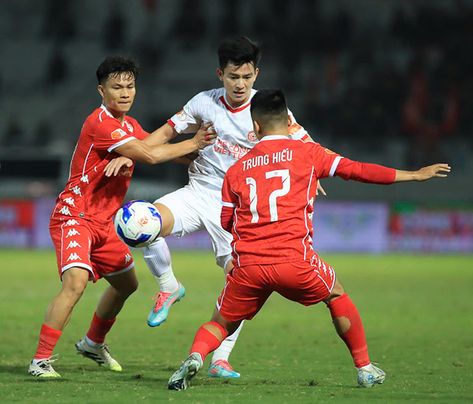 Hàng thủ Hải Phòng không ngăn được sức tấn công từ Thể Công Viettel - Ảnh: Phan Tùng 