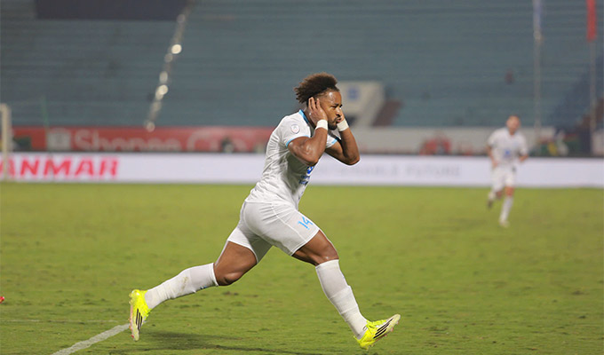 Xuân Son đang thể hiện phong độ hủy diệt - Ảnh: Đức Cường 