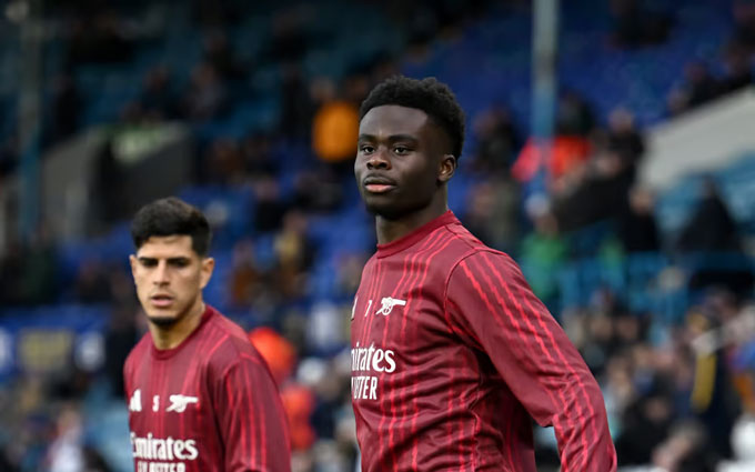 Saka ra sân khởi động cùng các đồng đội nhưng sau đó bị đau và không thể ra sân