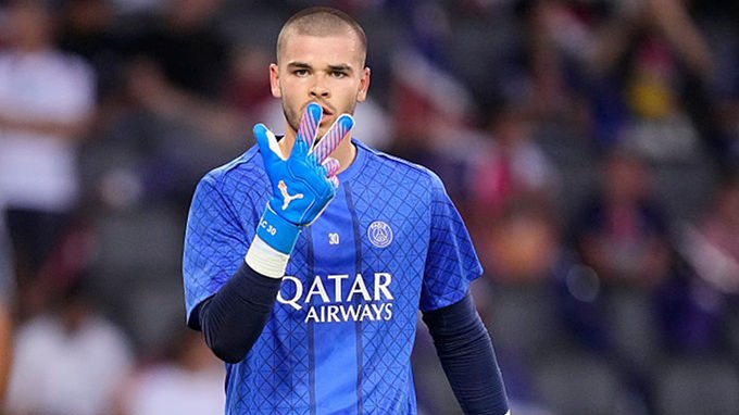 Lucas Chevalier thất vọng vì không được bắt chính ở trận gặp Newcastle