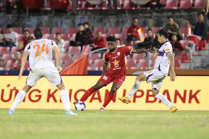 Becamex TP.HCM đã gặp sức ép cực lớn của chủ nhà Hà Tĩnh. Ảnh: Đức Cường