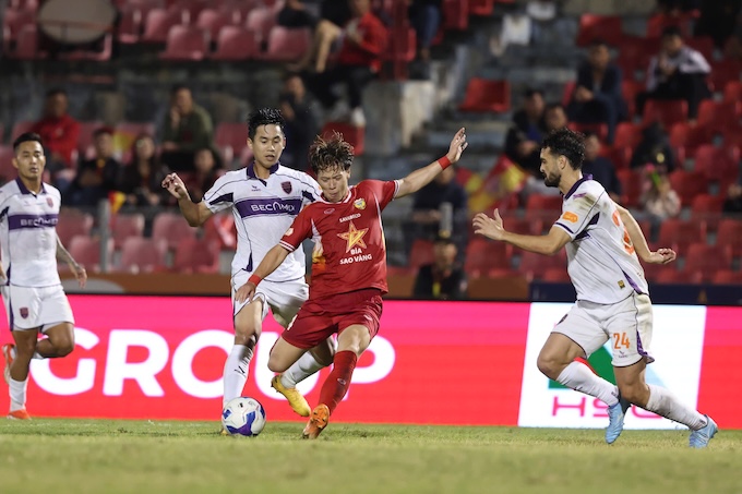 Becamex TP.HCM đã giành được 1 điểm đầy may mắn. Ảnh: Đức Cường