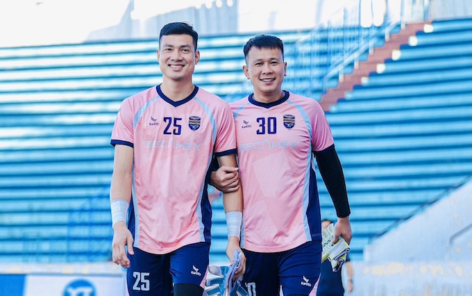 Thủ môn Minh Toàn và thủ môn Văn Công. Ảnh: FBNV