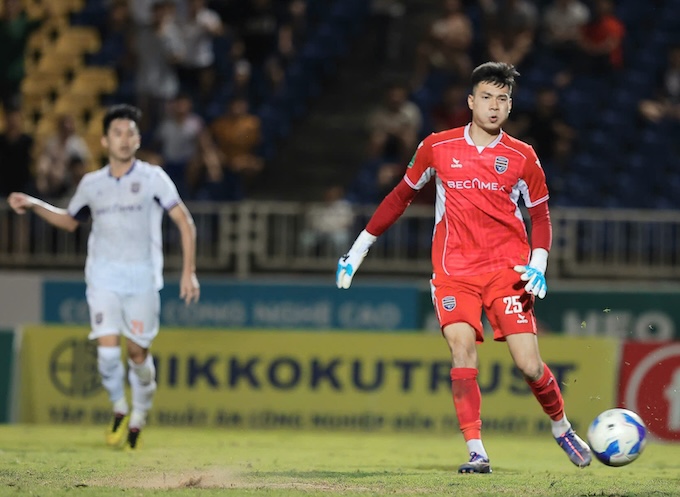 Thủ môn Minh Toàn là người hùng của Becamex TP.HCM. Ảnh: Xuân Thuỷ