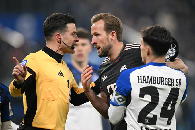 Kane bức xúc với trọng tài ở trận đấu này