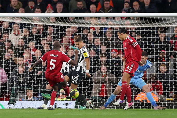 Konate sút tung lưới Chích chòe