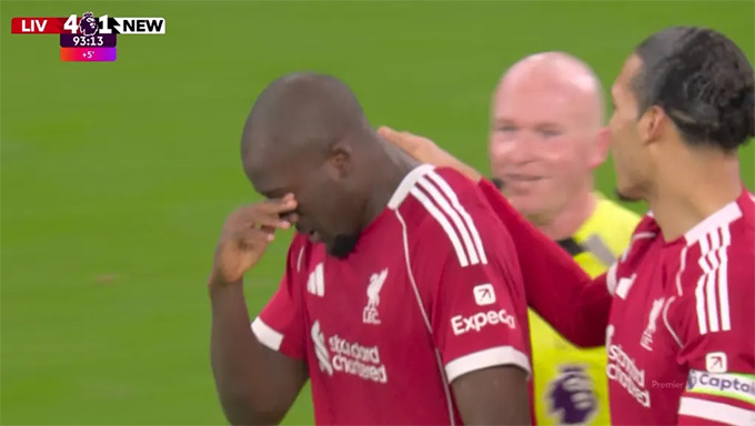 Konate không cầm được nước mắt sau khi ghi bàn vào lưới Newcastle