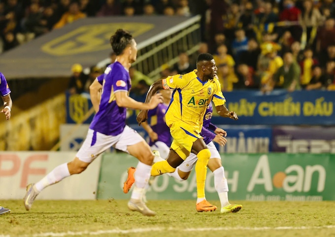 Các ngoại binh của SLNA gần như mất tích trên hàng công. Ảnh: Đức Cường 