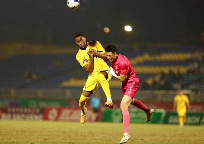 Pha bóng gây khó khăn hiếm hơi của SLNA trước khung thành thủ môn Văn Chuẩn. Ảnh: Đức Cường 