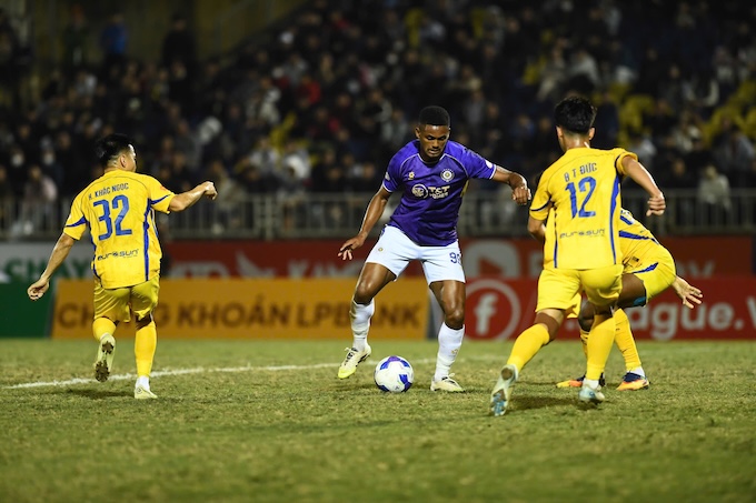 SLNA đã không thể tận dụng cơ hội trước Hà Nội dẫu chơi hơn người. Ảnh: Đức Cường 