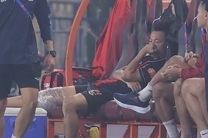 Thái Sơn được chẩn đoán đứt dây chằng đầu gối, cần phải phẫu thuật sớm - Ảnh: Minh Tuấn 