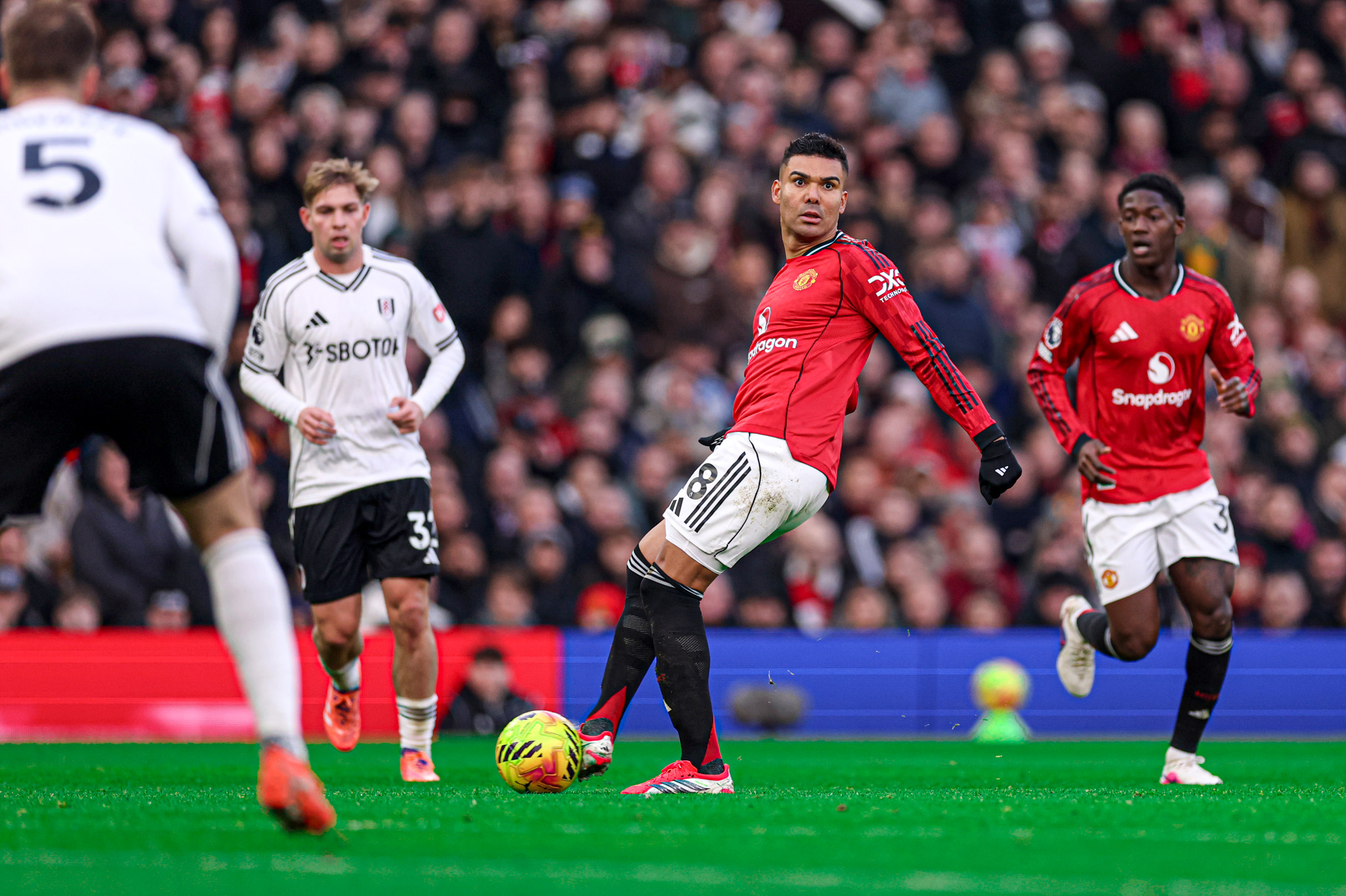 Pha kiến tạo theo kiểu "mắt lác" của Casemiro