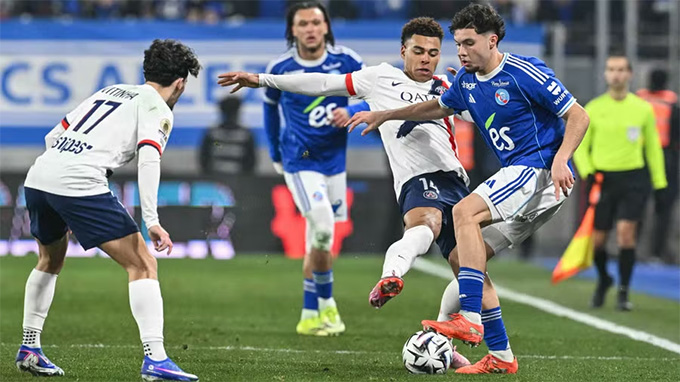 PSG (áo trắng) thắng nhọc 2-1