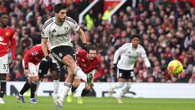 Bàn thắng vào lưới MU giúp Raul Jimenez phá kỷ lục của Yaya Toure tại Premier League