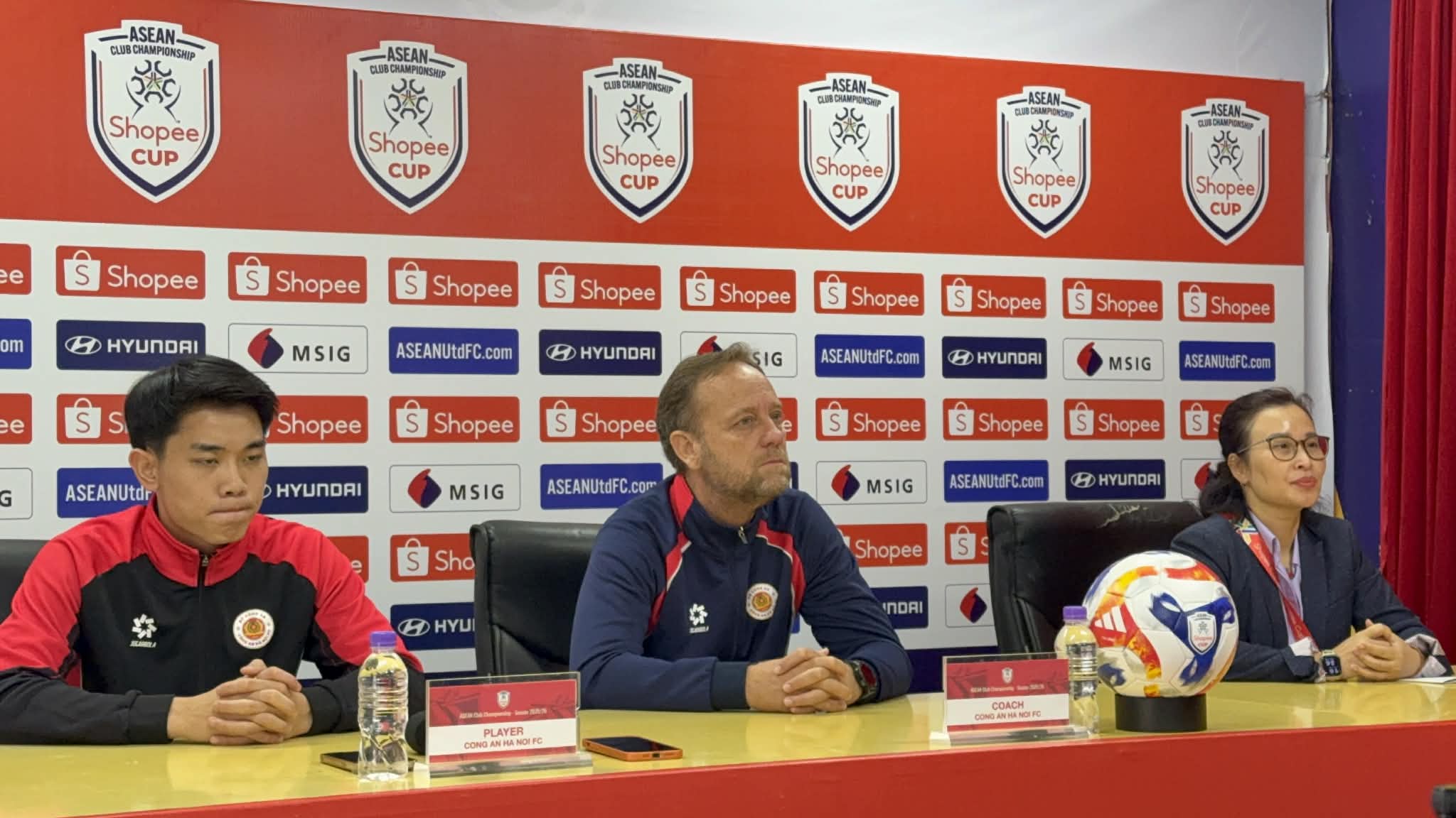 HLV Polking đặt mục tiêu chiến thắng dù CAHN đã sớm dừng bước ở vòng bảng Shopee Cup 2025/26