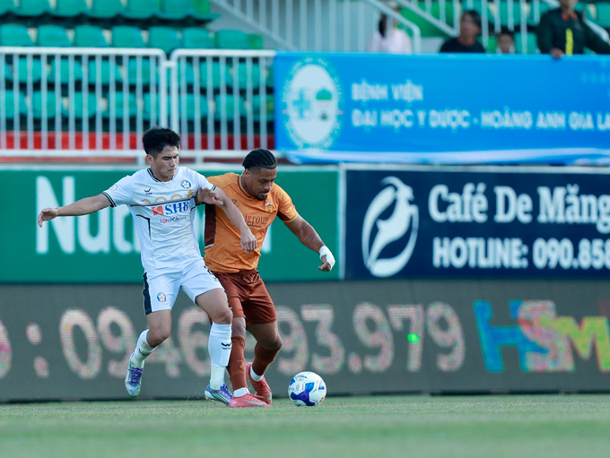 Đội bóng của Phi Hoàng (áo trắng) đã khởi đầu giai đoạn 2 đầy khó khăn. Ảnh- Minh Trần