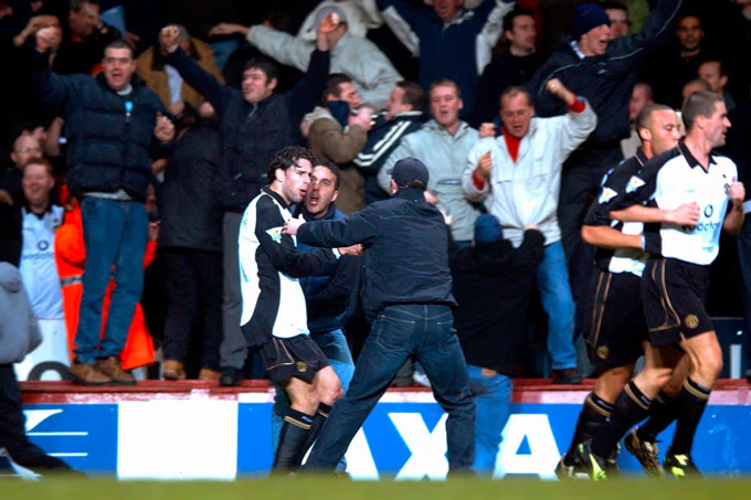 Các fan MU tràn xuống sân ăn mừng sau bàn thắng của Van Nistelrooy