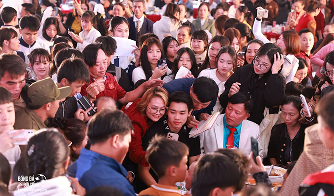 Trờ về từ sau thành công ở VCK U23 châu Á 2026, Đình Bắc nhận được sự quan tâm, săn đón của NHM - Ảnh: Bóng đá và Đời sống