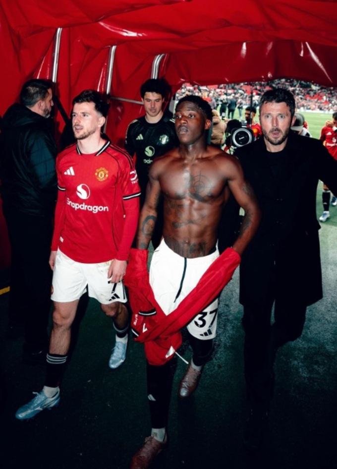 HLV Michael Carrick (phải) biết cách sử dụng Mainoo