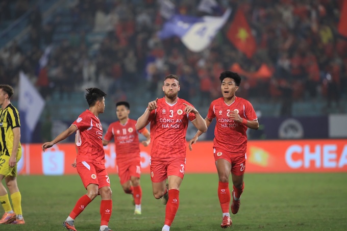 Niềm vui của các cầu thủ CAHN sau trận thắng đậm - Ảnh: Đức Cường 