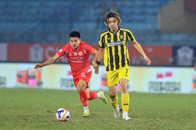 Pha tranh bóng của Thành Long và cầu thủ Tampines Rovers - Ảnh: Đức Cường