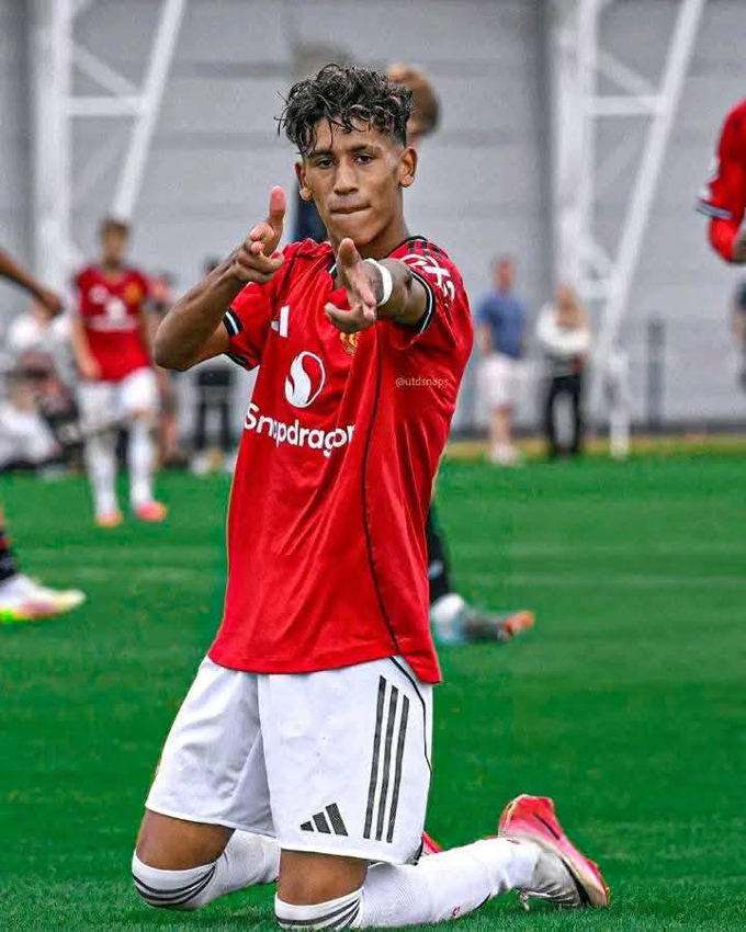 Gabriel lần đầu được tập cùng đội một MU dưới thời Carrick