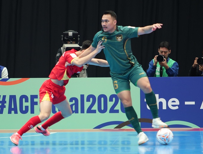 Indonesia (áo xanh) vào chung kết. Ảnh: Phan Hồng 